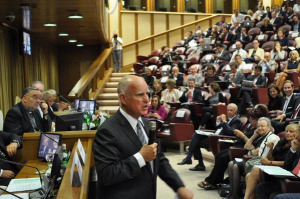 Un centenar de alcaldes escucharon esta carta. En la foto, el alcalde de California.